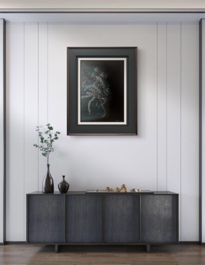 Obra enmarcada. Pintura acrilica titulada 'Tributo a Poe' de la artista plástica Alexandra Calfa. Representa un jarrón con flores marchitas en tonos oscuros y apagados, evocando una atmósfera melancólica y onírica. La composición juega con la luz y la sombra, resaltando la belleza en la decadencia, en un homenaje a la obra de Edgar Allan Poe. El fondo tenebroso y la paleta de colores sobria refuerzan la sensación de misterio e introspección