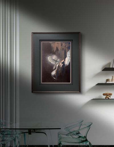 Obra enmarcada en la pared.¨Reencuentro¨, técnica mixta. Una paloma gris emerge de una figura abstracta en un fondo oscuro salpicado de luz. La escena evoca transformación, reencuentro y resiliencia, simbolizando el perdón y la fortaleza interior.