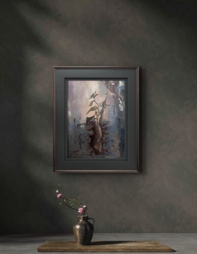 Obra enmarcada en la pared. "Simplemente yo" de Alexandra Calfa. Pintura acrilica de estilo surrealista que representa una planta emergiendo de un muro agrietado, simbolizando la resiliencia, el paso del tiempo, el amor, la traición y la vulnerabilidad humana. La obra evoca el renacer, la capacidad de seguir adelante y la transformación personal a través de texturas expresivas y una paleta de colores etéreos.