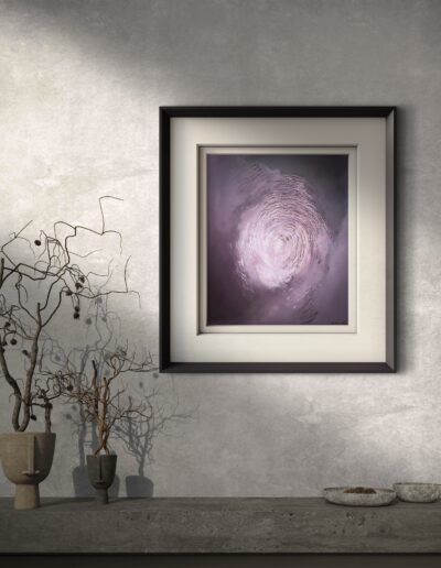"La luz que perdimos" - Obra de la artista plástica Alexandra Calfa. Pintura abstracta en tonos púrpura y gris que representa la erosión emocional en las relaciones humanas. Las texturas y formas espirales evocan la pérdida de conexión, la falta de escucha, la ausencia de admiración y la dificultad de compartir la vulnerabilidad. Una obra introspectiva que invita a la reflexión sobre el amor, la paciencia y el distanciamiento emocional.